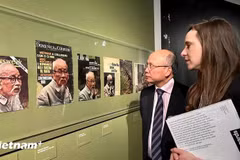 Visitors to the photo exhibition featuring Vietnamese history from 1966 to 1976 (Photo: VNA)