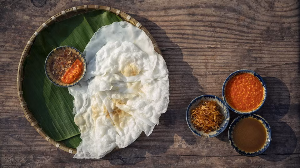It is so simple and ubiquitous that you can find it almost anywhere, from roadside stalls and hidden alley shops to small baskets carried by street vendors. (Photo: Vietnam Pictorial)