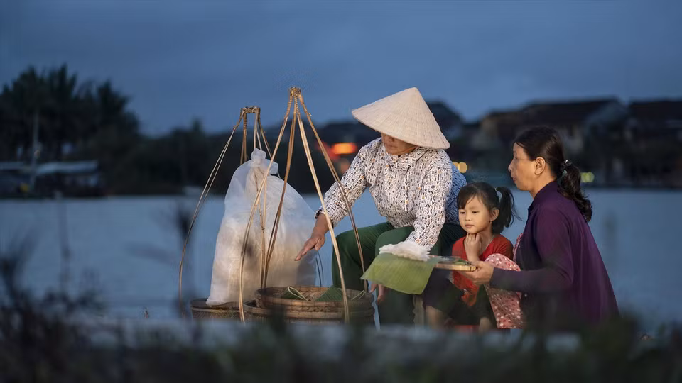 Banh dap, or banh trang dap, is a tradition dish of Hoi An. (Photo: Vietnam Pictorial)