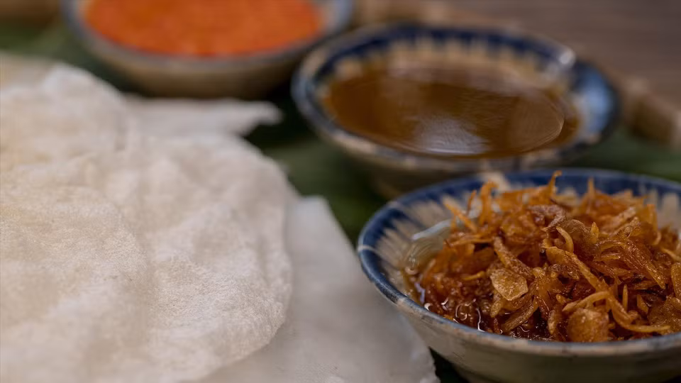 Banh dap offers a memorable taste for every visitor (Photo: Vietnam Pictorial)