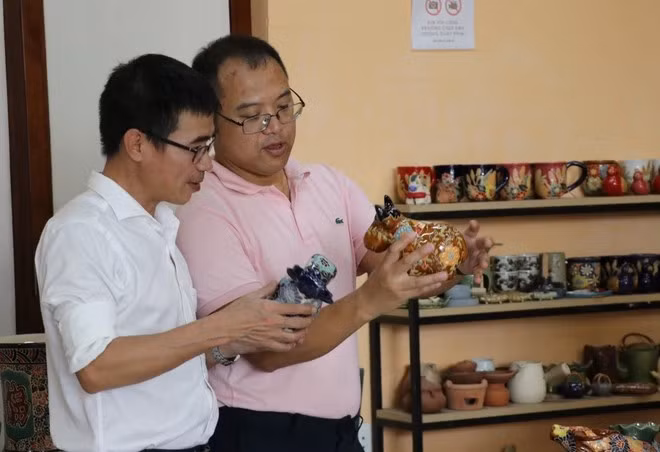 Pottery enthusiasts explore Bien Hoa pottery products. (Photo: VNA)
