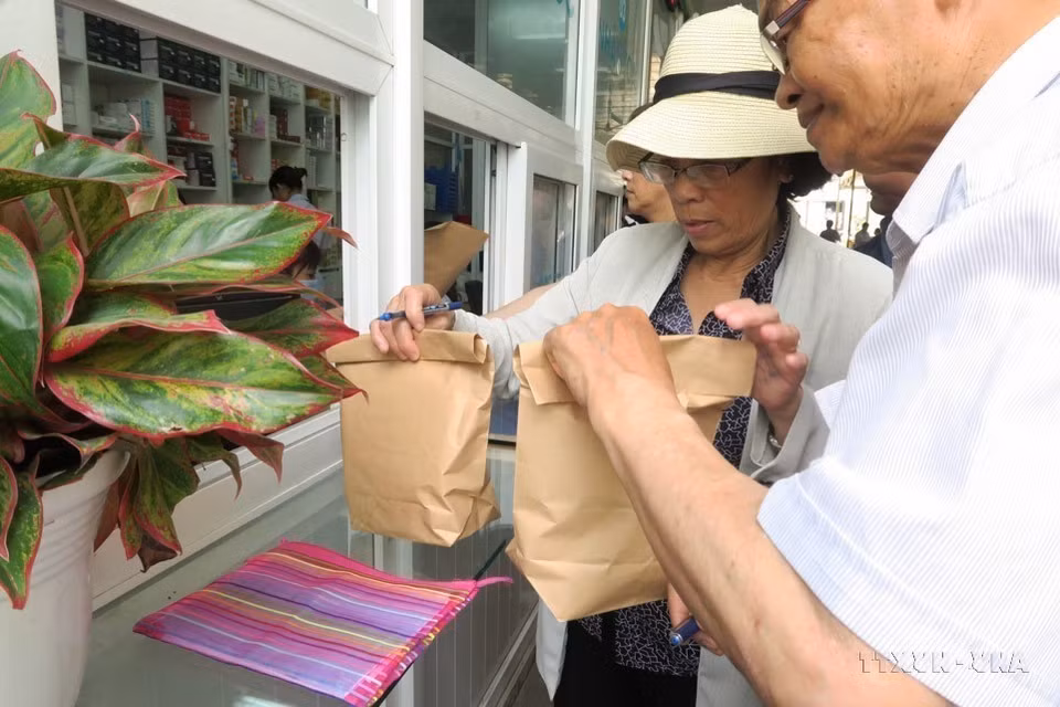 In response to the "Say no to plastic waste" movement, the Pharmacy of Binh Dan Hospital in Ho Chi Minh City now uses paper bags to package medicines for outpatient patients. (Photo: VNA)