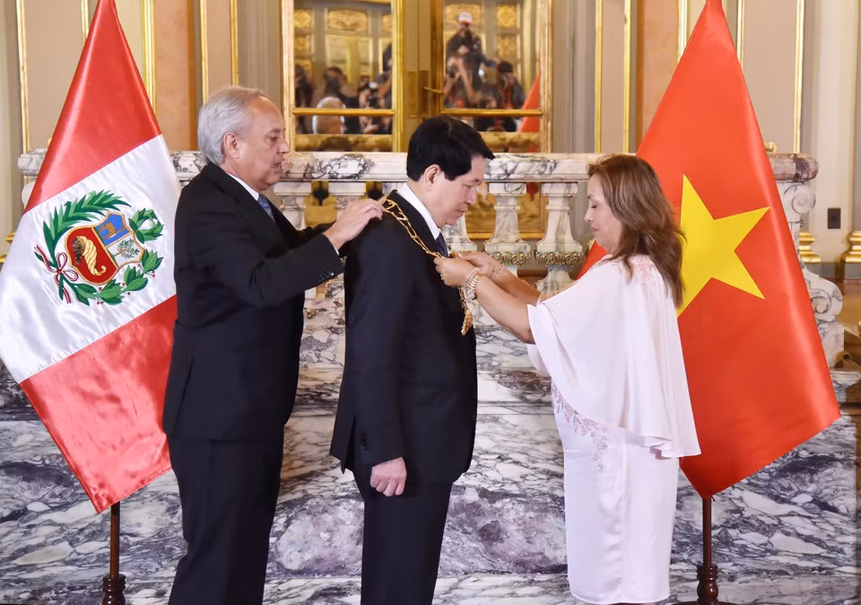 Peruvian President Boluarte Zegarra confers the Grand Cross of the Order of the Sun of Peru upon Vietnamese President Luong Cuong. (Photo: VNA)