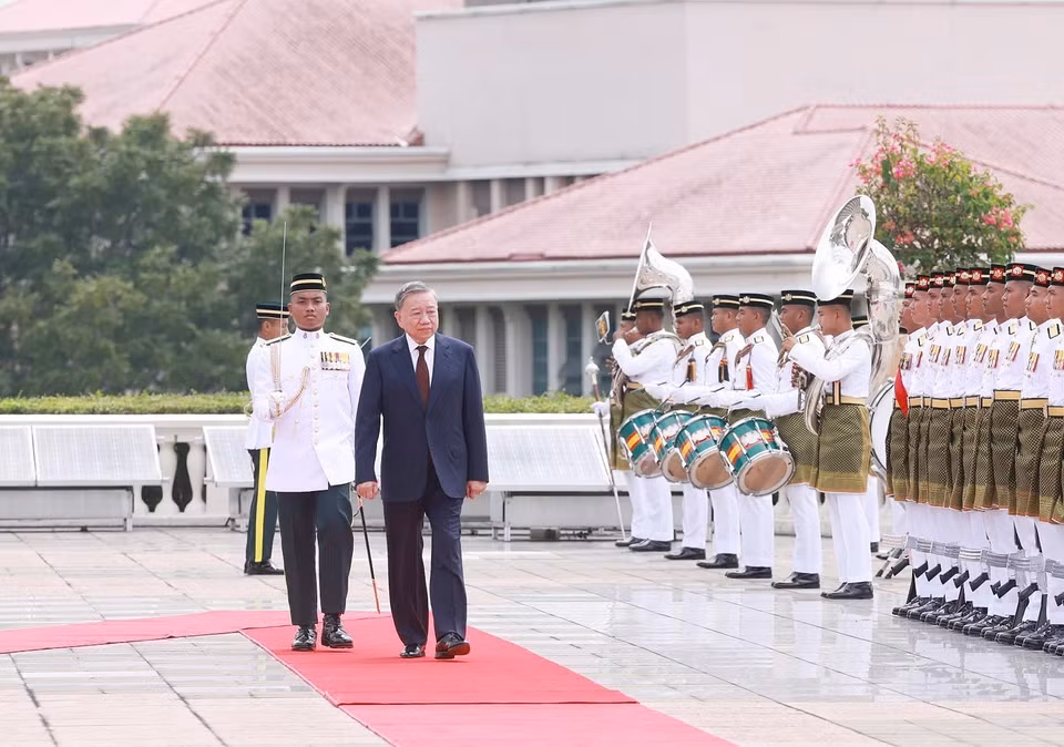 Party General Secretary To Lam inspects the Guards of Hounor. (Photo: VNA)