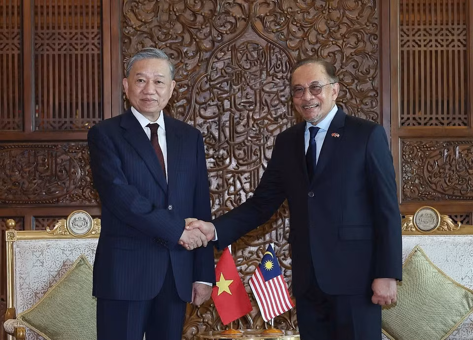 Prime Minister Anwar Ibrahim and his spouse host the welcome ceremony for Party General Secretary To Lam and his spouse. (Photo: VNA)