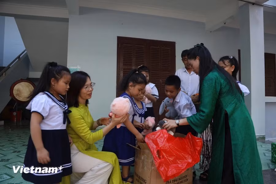 The members of working group No. 21 in 2024 bring many gifts for the children on the remote islands. (Photo: Vietnam+)