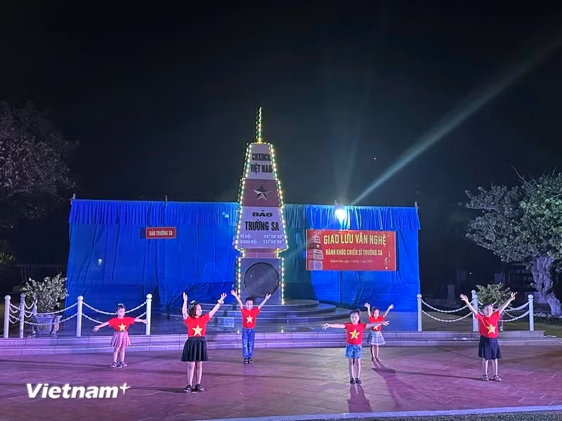 Children on Truong Sa perform in a group art performance. (Photo: Vietnam+)