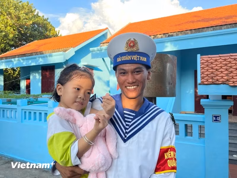 A Truong Sa soldier with a little girl on Truong Sa island (Photo: Vietnam+)