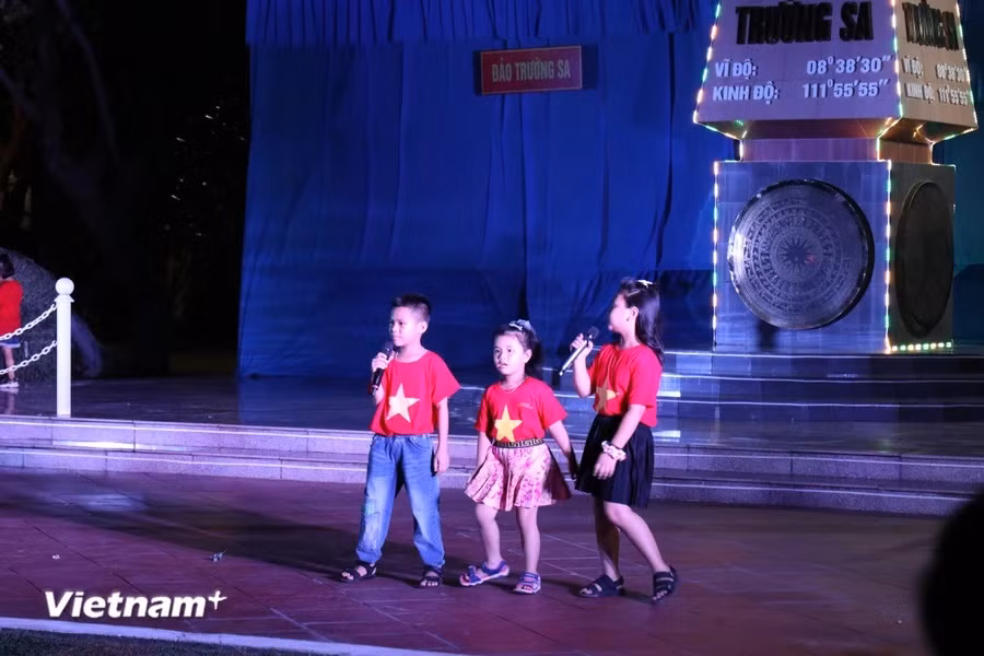 Children on Truong Sa perform in a group art performance. (Photo: Vietnam+)