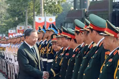 Party General Secretary To Lam and representatives from the Central Military Commission at the ceremony. (Photo: VNA)