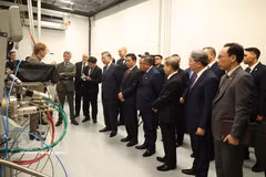 General Secretary of the Communist Party of Vietnam Central Committee and President To Lam (sixth, right) visits the Niels Bohr Institute at the University of Copenhagen on October 19 afternoon (local time). (Photo: VNA)