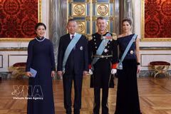 General Secretary of the Communist Party of Vietnam Central Committee and President To Lam and his spouse, Ngo Phuong Ly, pose for a group photo with Danish King Frederik X and Queen Mary. (Photo: VNA)