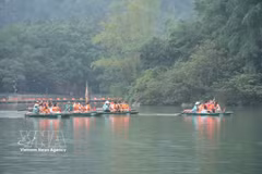 Visitors tour the Trang An Ecotourism Area in Ninh Binh (Photo: VNA)