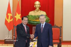 General Secretary of the Communist Party of Vietnam Central Committee and President To Lam (right) receives Vanhxay Phongsavanh, Politburo member, Secretary of the Lao People's Revolutionary Party (LPRP) Central Committee, Chairman of the committee’s Inspection Commission, President of the Lao State Inspection Authority, and Head of the Central Anti-Corruption Commission of Laos. (Photo: VNA)