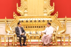 Minister of Foreign Affairs Le Hoai Trung (left) and Myanmar President Min Aung Hlaing (Photo: VNA)