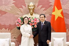 President of the National Assembly Tran Thanh Man hosts a reception for Mongolian Ambassador to Vietnam Ganbaatar Hulan in Hanoi on August 26. (Photo: VNA)