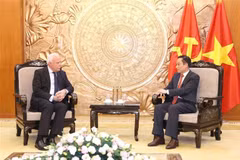 At the meeting between Secretary of the Party Central Committee and head of its Commission for External Relations Le Hoai Trung (right) and Special Envoy of the President and Advisor for International Affairs of Palestine Riad Malki in Hanoi on December 25. (Photo: VNA)