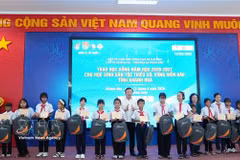 Students in Khanh Hoa province receive the scholarship (Photo: VNA)