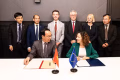 Vietnamese Minister of Education and Training Hoang Minh Son (left) and EC Executive Vice-President for Social Rights and Skills, Quality Jobs and Preparedness Roxana Minzatu sign the Letter of Intent on Education and Training on October 22 in Brussels. (Photo: VNA)