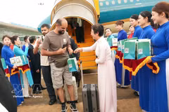 The first international passengers arrive at Lien Khuong International Airport after its reopening. (Photo: VNA)