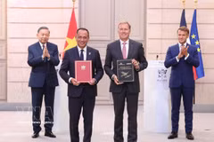 General Secretary of the Communist Party of Vietnam (CPV) Central Committee and President To Lam and French President Emmanuel Macron witness the exchange of cooperation documents between the two countries. (Photo: VNA)