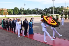 President of the National Assembly of People's Power and President of the Council of State of Cuba Esteban Lazo Hernandez and his entourage lay a wreath at President Ho Chi Minh mausoleum in Hanoi on October 1. (Photo: VNA)