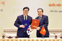 Vietnamese National Assembly President Tran Thanh Man and then-RoK National Assembly Speaker Woo Won Shik sign memorandum of understanding on cooperation between the two legislatures in 2025. (Photo: VNA)