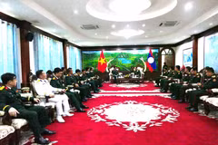 Vietnamese Deputy Minister of National Defence Senior Lieutenant General Nguyen Truong Thang pays a courtesy visit to Lao Minister of National Defence Senior Lieutenant General Khamliang Outhakaysone in Vientiane on November 20. (Photo: VNA)