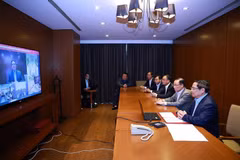 Prime Minister Pham Minh Chinh chairs an emergency online meeting with representatives of ministries, agencies and localities on urgent measures to respond to heavy rains, floods, and other natural disasters in several central provinces on November 20. (Photo: VNA)