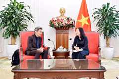 Deputy Minister of Foreign Affairs Le Thi Thu Hang receives Rolf Mutzenich, a member of the Foreign Affairs Committee of the German Bundestag, in Hanoi on August 18. (Photo: baoquocte.vn)