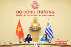 Vietnamese Deputy Minister of Industry and Trade Phan Thi Thang (left) and Uruguayan Deputy Foreign Minister Valeria Csukasi sign the minutes of the fourth session of the Joint Committee on Economic, Trade and Investment Cooperation (Photo: tapchicongthuong.vn)