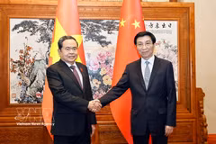 National Assembly President Tran Thanh Man (left) meets with Chairman of the National Committee of the Chinese People’s Political Consultative Conference Wang Huning in Beijing on October 11. (Photo: VNA)