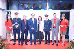 Vietjet Air leaders and flight crew pose for a photo with guests at the launch ceremony. (Photo: VNA)