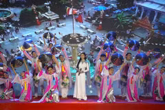 An art performance at the festival (Photo: VNA)