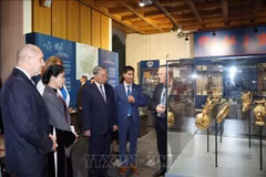 Vietnam's Party General Secretary To Lam, Bulgarian President Rumen Radev, and their spouses visit Bulgaria’s National History Museum. (Photo: VNA)