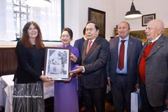National Assembly Chairman Tran Thanh Man presents a portrait of President Ho Chi Minh to Antica Trattoria della Pesa, a site associated with the late leader. (Photo: VNA)