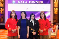 Ho Ngoc Yen Phuong, member of the BOD, Vice President, and CFO of Vietjet (second from right) and Sun Xueling, Singapore’s Senior Minister of State for Transport and National Development (second from left) attend the 2025 Women in Aviation International-Singapore Chapter (WAI SG) Gala Dinner. (Photos courtesy of Vietjet)