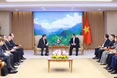 Prime Minister Pham Minh Chinh (right) receives Rosatom Director General Alexey Likhachev in Hanoi on January 13. (Photo: VNA)