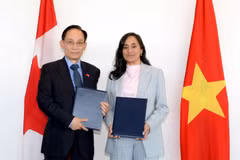 Vietnamese Minister of Foreign Affairs Le Hoai Trung (left) and his Canadian counterpart adopted an Action Plan (Photo: Vietnamese Ministry of Foreign Affairs)