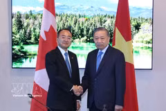 General Secretary of the Communist Party of Vietnam Central Committee and President To Lam (right) meets with Toshiyuki Onuma, President of the International Civil Aviation Organisation (ICAO) Council, in Canada on September 25 (local time). (Photo: VNA)
