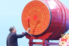 Party General Secretary To Lam beats the drum to open new school year 2025–2026. (Photo: VNA)