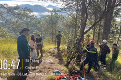 Rescue workers successfully rescue a Malaysian tourist who fell into a 10-metre-deep hole while hiking in Lam Vien-Da Lat ward. (Photo: Lam Vien-Da Lat ward People’s Committee)