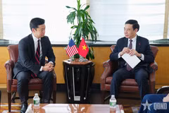 Deputy Prime Minister and Minister of National Defence General Phan Van Giang (R) meets with US Assistant Secretary of War for Indo-Pacific Security Affairs John Noh in New York on the morning of September 21 (US time). (Photo: qdnd.vn)