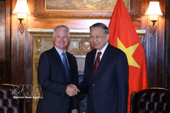 General Secretary of the CPV Central Committee and President To Lam (right) meets with Chairman of Warburg Pincus Chip Kaye in New York on the afternoon of September 21 (local time). (Photo: VNA)