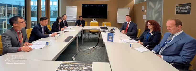 The Vietnamese Ministry of Public Security's delegation holds a discussion with representatives of the WIPO's Advisory Committee on Enforcement. (Photo: VNA)