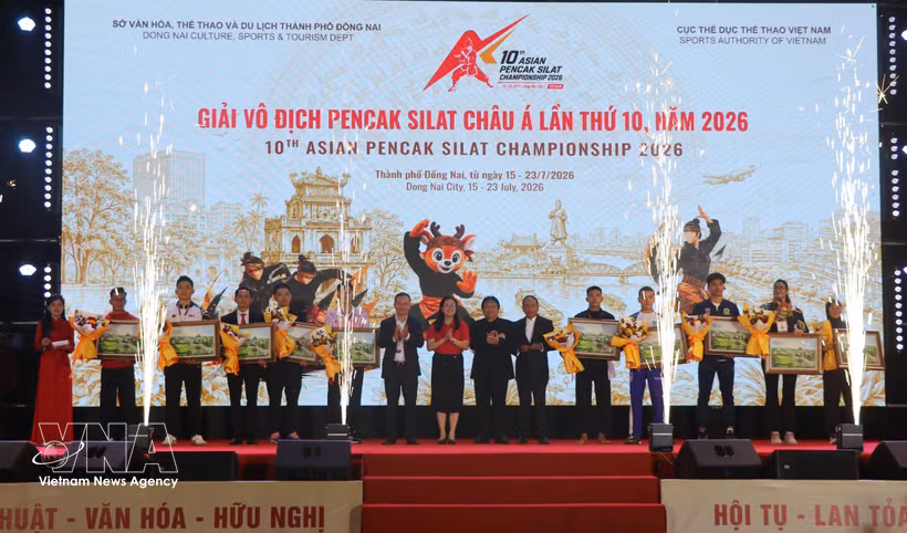 Representatives of countries and territories participating in the Asian Pencak Silat Championship. Photo: VNA) 
