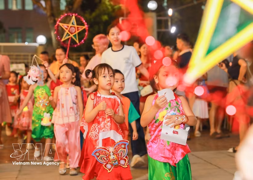 Children join a Mid-Autumn lantern procession. (Photo: VNA) 