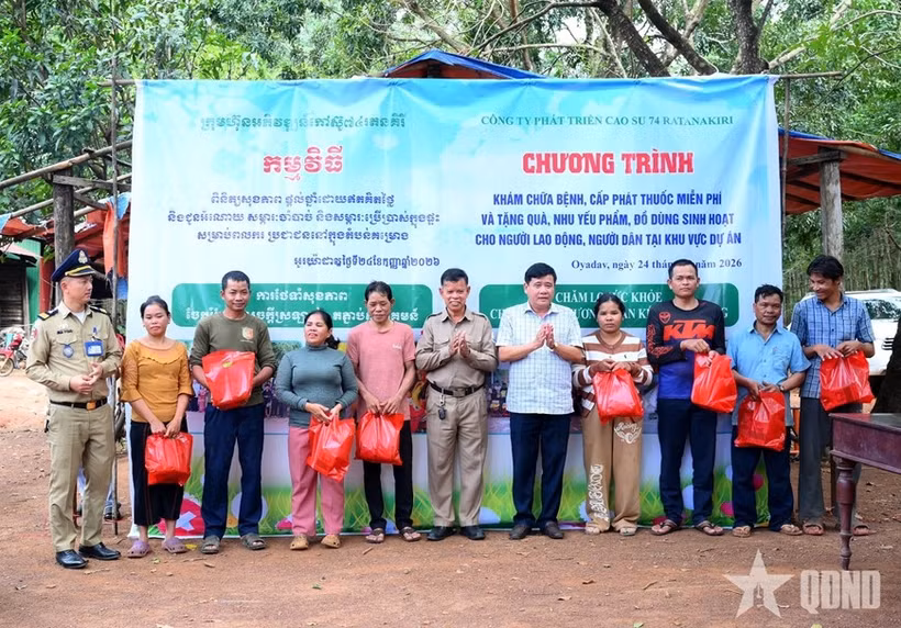 Col. Ha Van Nam, Secretary of the Party Committee and Deputy Commander of Economic-Defence Unit 74, and representatives of the Oyadav district authorities and Cambodian armed forces present gifts to local residents. (Photo: qdnd.vn) 