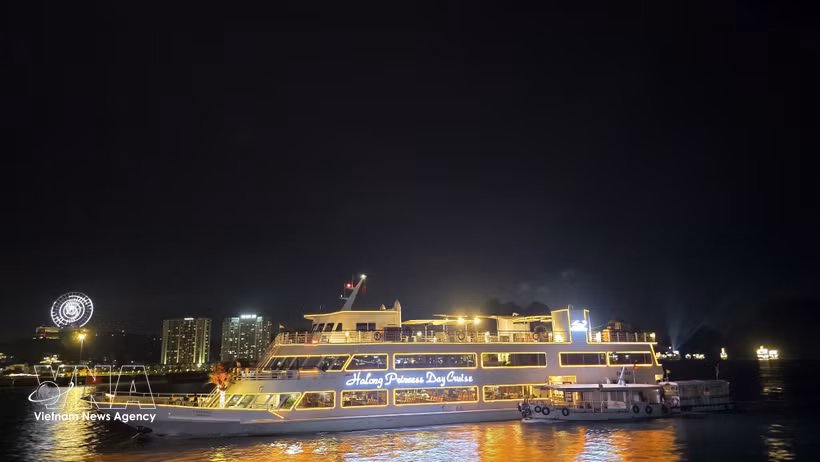 The elegant, luxurious interiors of Ha Long Bay’s modern cruise fleet enhance visitors’ premium travel experience. (Photo: VNA) 