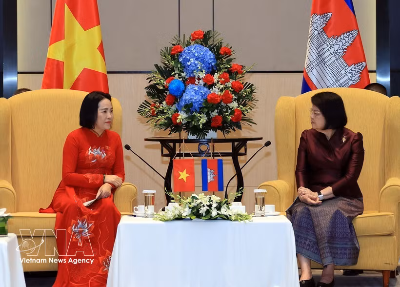 Cambodian National Assembly President Samdech Khuon Sudary (R) and Vietnamese National Assembly Vice Chairwoman and President of the Vietnam–Cambodia Friendship Association Nguyen Thi Thanh. (Photo: VNA)